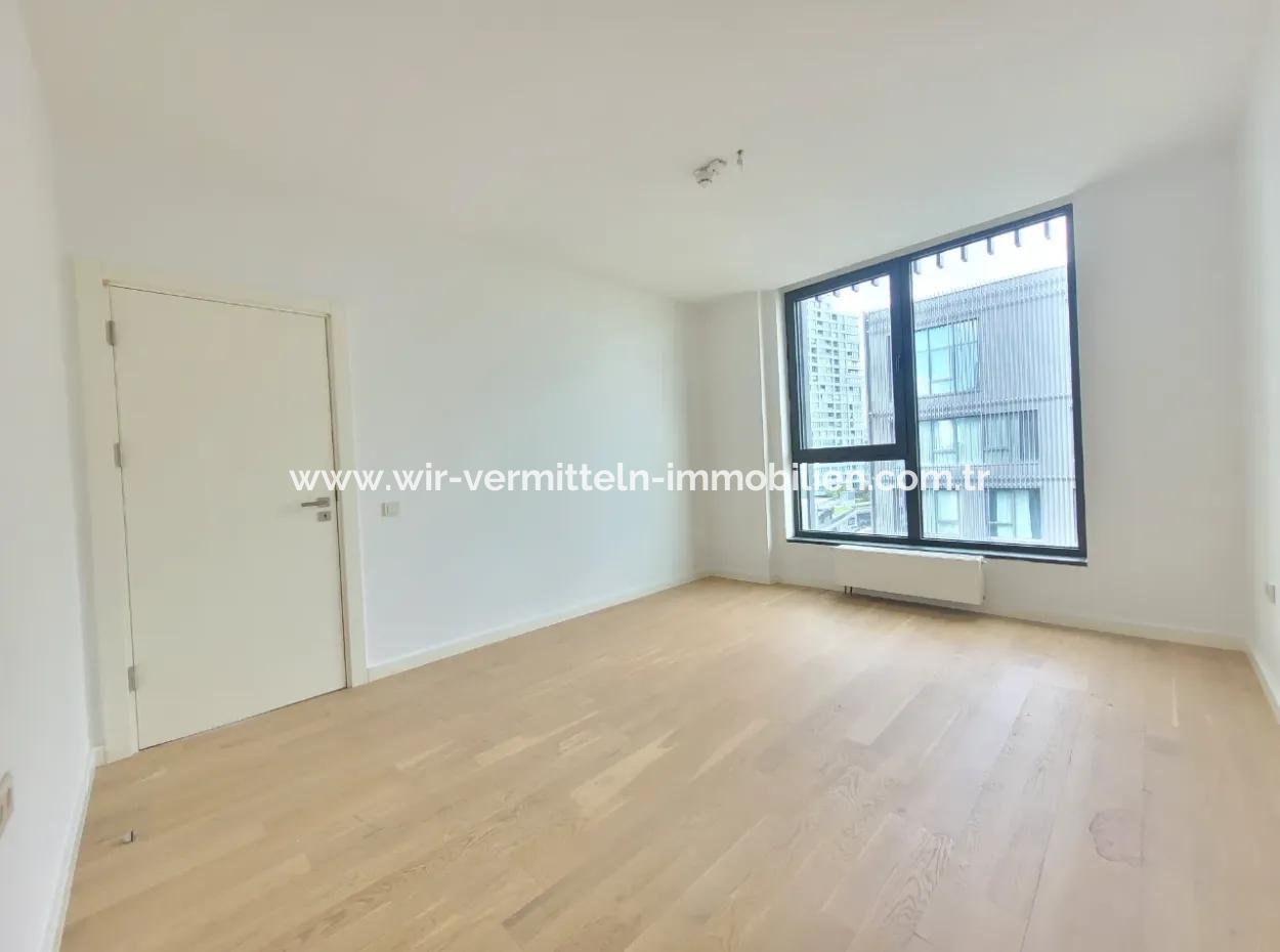 5,5+1 Duplex 5Th Floor Tenantless Apartment With Landscape View For Sale In İncek Loft Complex