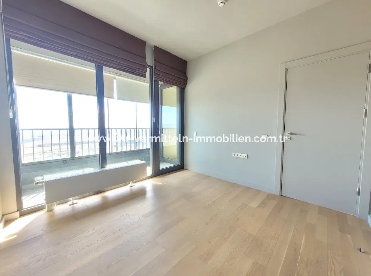 Empty İncek Loft 1+1  11Th Floor Apartment With Lake View For Rent