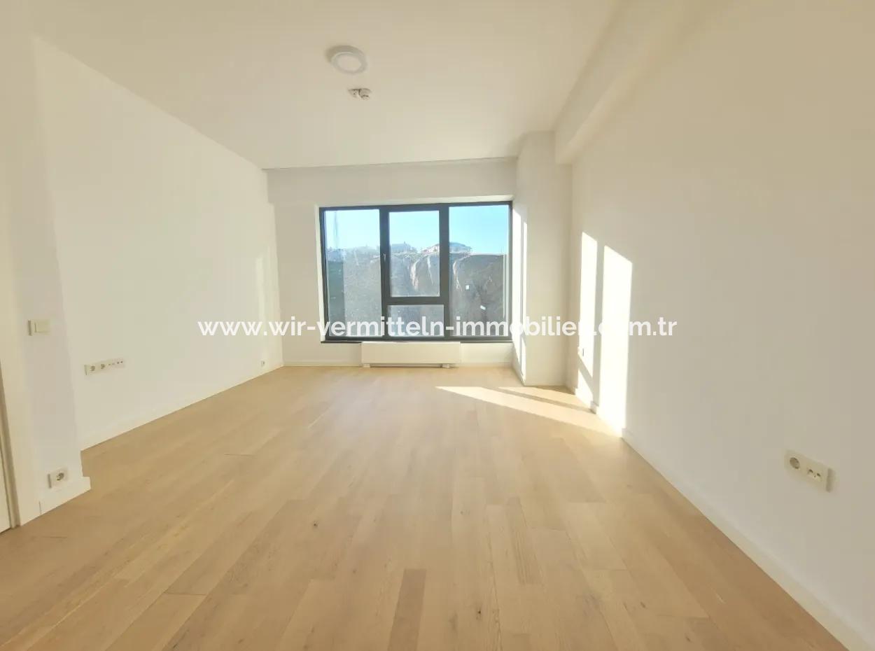Boş Krediye Uygun İncek Loft Satılık 2,5+1 Peyzaj Manzaralı 1.Kat Daire