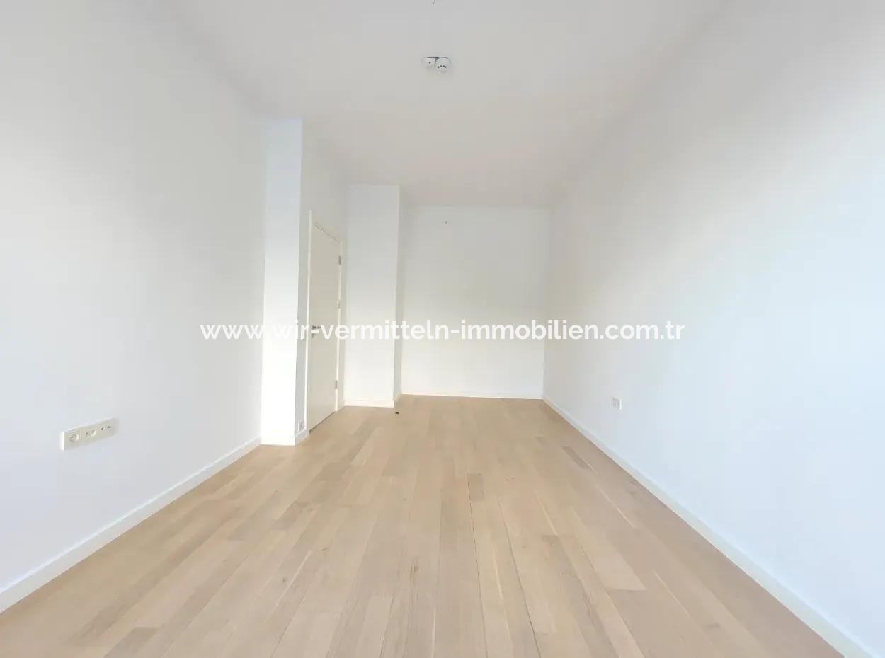 Boş İncek Loft Satılık 3+1 Bahçe Dubleksi Şehir Manzaralı Daire