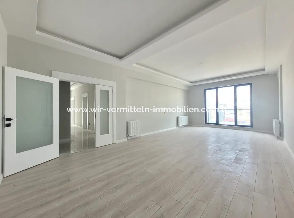 Vatandaşlığa Uygun Ankara Gölbaşı Bahçelievler Mah. 200 M ² Park Manzaralı Arakat Lüks Satılık Daire