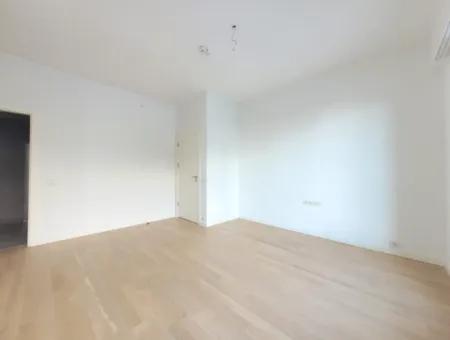 Boş İncek Loft Satılık 3+1 Bahçe Dubleksi Şehir Manzaralı Daire